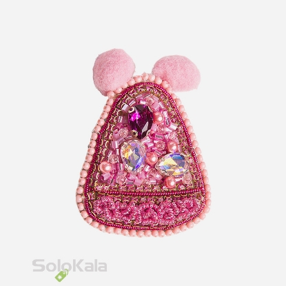 سنجاق سینه دست دوزی شده طرح کلاه صورتی