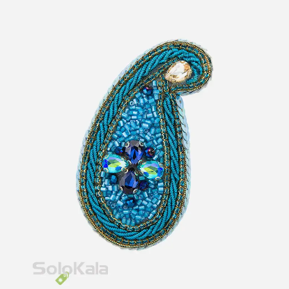 سنجاق سینه دست دوزی شده طرح بته جقه آبی