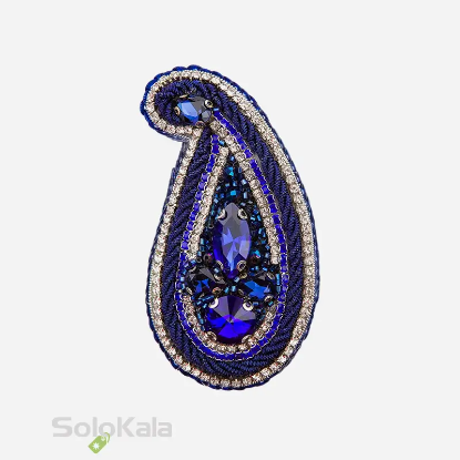 سنجاق سینه دست دوزی شده طرح بته جقه آبی کاربنی