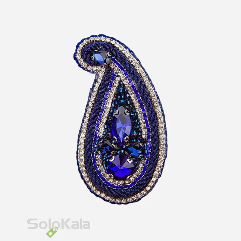 سنجاق سینه دست دوزی شده طرح بته جقه آبی کاربنی